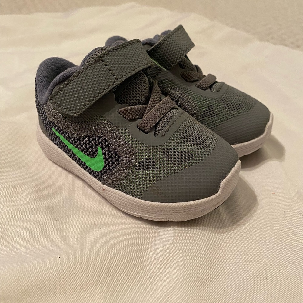 Nike Revolution 3 (TDV) size 3